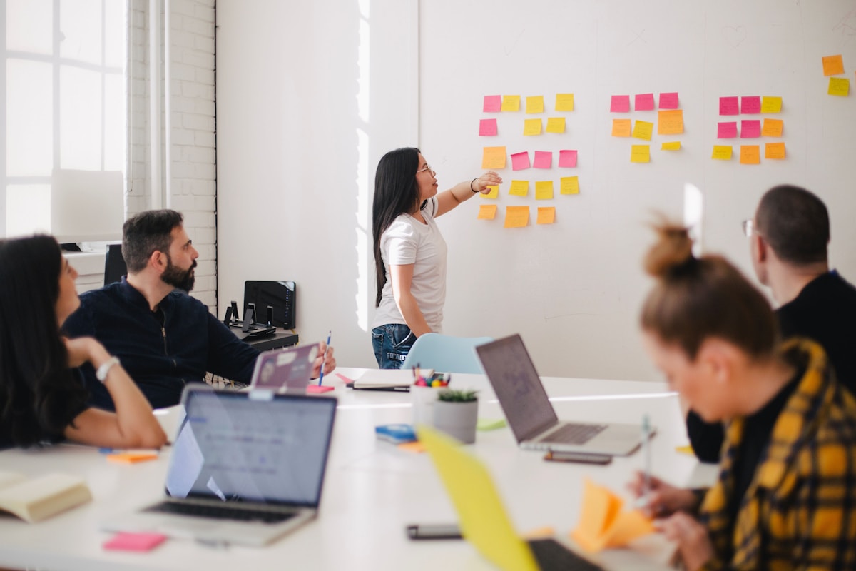 Equipo planificando una estrategia digital